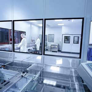 Reinraum im Ejoclean Zentrum - Um eine Rückverschmutzung durch luftgetragene Partikel zu vermeiden, wird die Ware im Reinraum verpackt. (Bild: Ejot)