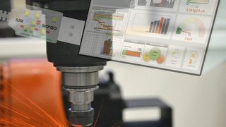 Produzieren mit dem Industry Cockpit und Bearbeitungsrobotern: Abläufe und Anlagen werden unternehmensweit in einem flexiblen Prozessnetz verknüpft – so können sie in ihrer Gesamtheit überwacht und jederzeit auf Kundenwünsche eingestellt werden. (Bild: Fraunhofer-IPK)