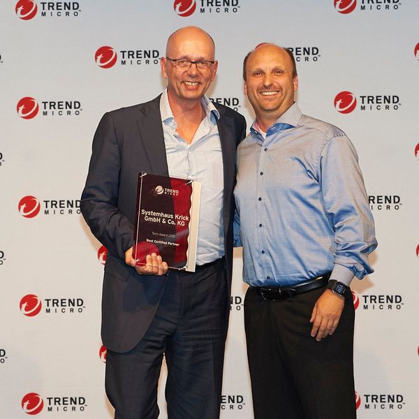 Best Certified Partner 2015 ging an das Systemhaus Krick. Der Award wurde von Robert Krick, Geschäftsführer bei Systemhaus Krick durch Kay Bandemer, Manager Technical Consulting bei Trend Micro, in Empfang genommen. (Trend Micro)