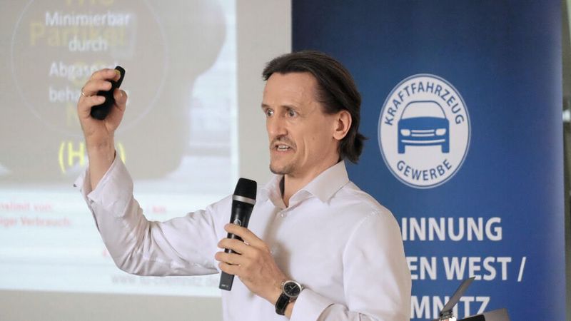 Thomas von Unwerth, Professor von der TU Chemnitz, stellte die weltweite Entwicklung des Fahrzeugbestands vor. (Bild: Zietz/»kfz-betrieb«)