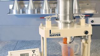 Der Haver-Rieseltester dient zur Bestimmung der Fallgeschwindigkeit von Schüttgütern und damit der optimalen Vorkonfiguration der am Prozess beteiligten Maschinen.  (Bild: Haver&Boecker)