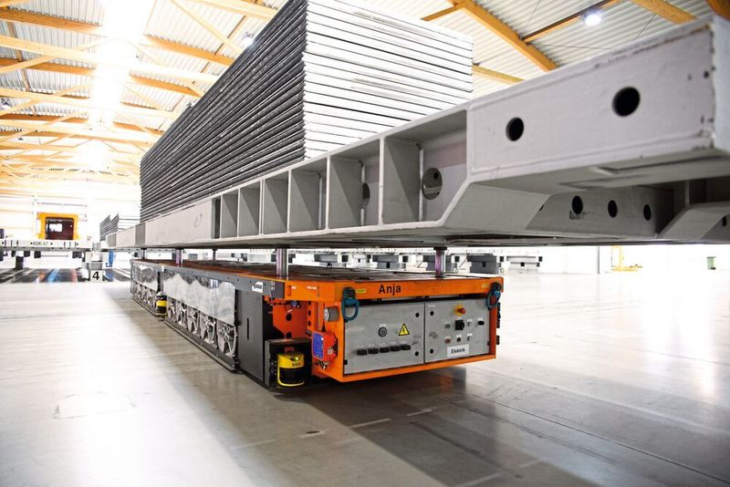Die mobilen Transportplattformen Omni Move von Kuka bewegen sich autonom zum Arbeitsplatz.  (Kuka)