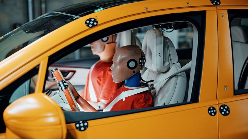 Im Mercedes-Sicherheitszentrum in Sindelfingen crasht der Autohersteller viele hundertmal im Jahr seine Autos – Verbrenner und E-Fahrzeuge.(Bild:  Mercedes-Benz)