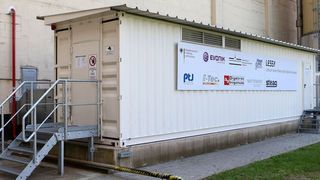 Aus der Forschung in die Praxis: Der Großbatteriespeicher Lessy hat den kommerziellen Betrieb aufgenommen. (Bild: Steag)