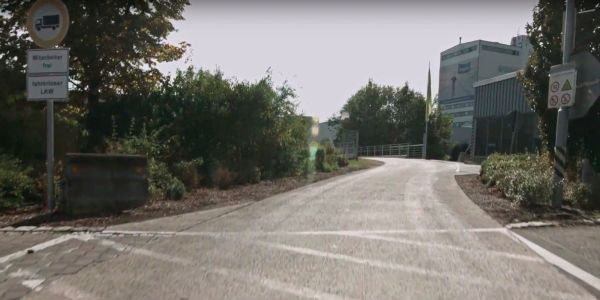 Das Fahrzeug wird durch Transponder in der Fahrbahn geführt (Bild: Kamag)