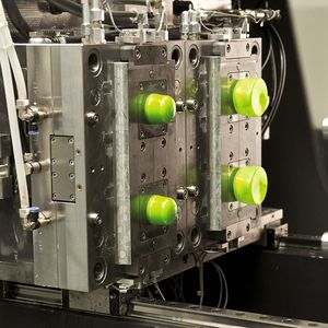 Bild 1: Unmittelbar nach dem Spritzgießen werden die Preforms im selben Werkzeug in einem Blasformprozess zu Kleinbehältern weiterverarbeitet.