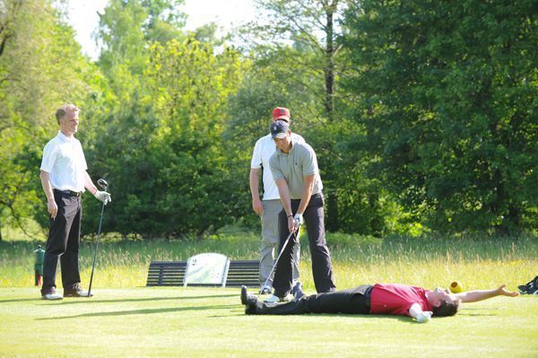 Bernd Schierholz, Frank Haines und Alex Hartmann haben viel Spaß auf dem Golf-Kurs. (Archiv: Vogel Business Media)