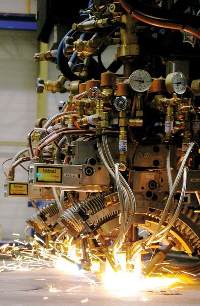 Das unbegrenzt drehbare D/AFL-Dreibrenner-Aggregat meistert das Autogen-Fasenschneiden bis zu einer Blechdicke von 80 Millimeter souverän. (Bild: Messer)