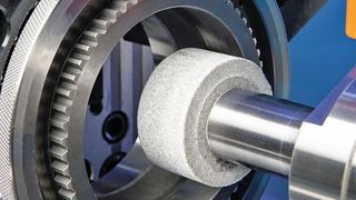 Die Korundschleifmaschine Flexa von Junker löst bis zu drei Schleif- aufgaben: Innen- und Außenbearbeitung sowie Gewindeschleifen. (Junker)