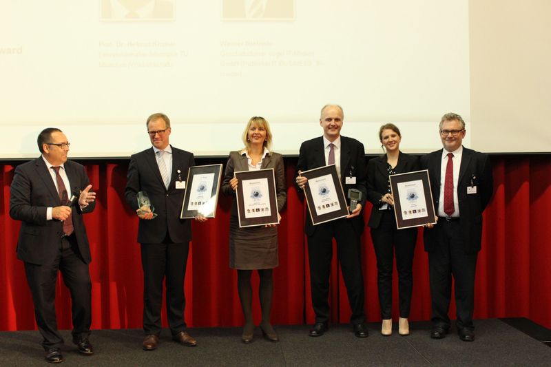 Laudator, Gewinner und Nominierte (v. l.): Prof. Dr. Helmut Krcmar, Jörg Wegner, app@work, Katharina Schug, T-Systems, Martin Bodenschatz, Höft & Wessel AG, Linda Theis, SystAG Systemhaus GmbH, Bernd Rogner, NEO Business Partners GmbH (Vogel IT-Medien)
