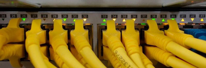 Industrielle Netzwerke erfordern ein zentrales Monitoring, das sowohl Produktion als auch IT-Komponenten und -Umgebungen überwachen kann. Industrielle Netzwerke erfordern ein zentrales Monitoring, das sowohl Produktion als auch IT-Komponenten und -Umgebungen überwachen kann.