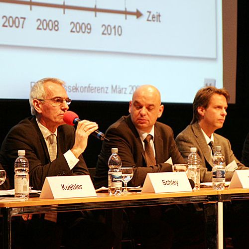 v. links: Podiumsgast Roland Schley (Volkswagen) zusammen mit Peter Ziegler (BMW) und Arjen Kreis (Audi).  (Bild: Thomas Rebel / Profibus)