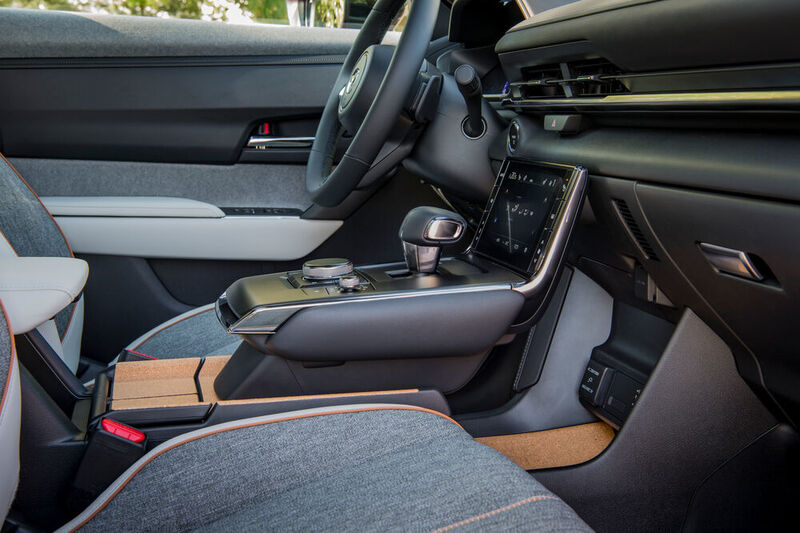 Ein besonders schönes Detail ist die freischwebende Mittelkonsole mit Korkoberflächen. (Mazda)