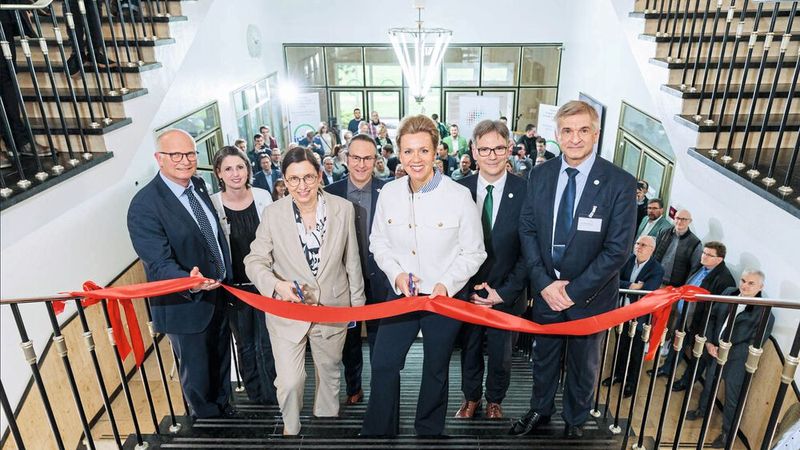 Am 19. Februar 2024 war die Einweihung des Future Lab NRW am IUTA: Ministerin Ina Brandes und UDE-Rektorin Barbara Albert durchschneiden das Band.   Im Bild außerdem (v.l.): IUTA-Geschäftsführer Dr. Stefan Haep, Dr. Linda Gehrmann, Projektleiter Dr. Thorsten Teutenberg, IUTA-Vorstand Prof. Dieter Bathen und IUTA-Vorstand Jochen Schiemann   (Bild: IUTA/Eventfotograf.in)
