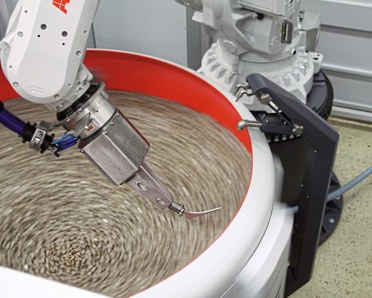Innovative Lösungen in der Automatisierungstechnik ermöglichen, klassische Verfahren wie das Gleitschleifen für neue Anwendungen auch in Einzelteilbearbeitung automatisiert einzusetzen. Innovative Lösungen in der Automatisierungstechnik ermöglichen, klassische Verfahren wie das Gleitschleifen für neue Anwendungen auch in Einzelteilbearbeitung automatisiert einzusetzen.