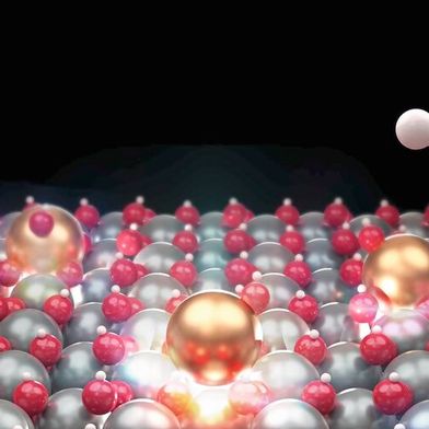 Jedes der vereinzelten Indium-Atom (goldfarben) kann die Synthese von Methanol (rechts oben) katalysieren. (Bild: Constance Ko / ETH Zürich)