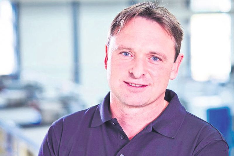 Thomas Wieland, Teamleiter Robotik und Konstruktion bei Toolcraft: „Für diese Aufgabenstellung kam nur ein sehr präziser Roboter mit perfektem Bahnverhalten in Frage. Allein der Stäubli TX90 war aufgrund seiner Antriebstechnik in der Lage, die Anforderungen zu erfüllen.