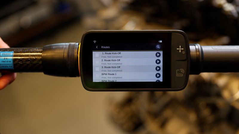 Der Qualitätsschlüssel STRwrench Advanced verfügt über einen Algorithmus zur Berechnung des Residualdrehmoments und stellt Schraubkurven und Messwerte auf dem Touchscreen-Display übersichtlich dar: Bediener können direkt an der Schraubstelle genaue Analysen durchführen und zügig datenbasierte Entscheidungen treffen.(Bild: Atlas Copco Tools Central Europe GmbH)