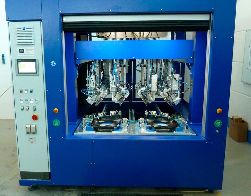 Das ist die Ultraschallschweißanlage von MTH - Maschinenbau Technologie Herrde, die bei Osbra Formteile jetzt Kunststoffteile auf Kfz-Kühler montiert – präzise und wirtschaftlich, heißt es.
