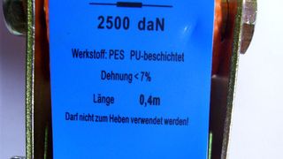 Die Etiketten der gefälschten Spanngurte sind dreiste Kopien.  Bild: Wistra (Archiv: Vogel Business Media)