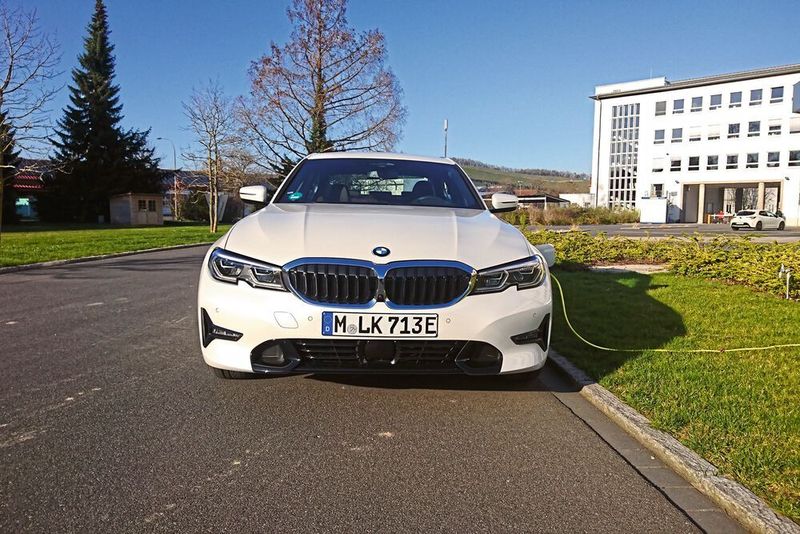 Das optionale Laser-Fernlicht (2.000 €) sorgt nachts für überragende Sicht. (Sven Prawitz/»Automobil Industrie«)