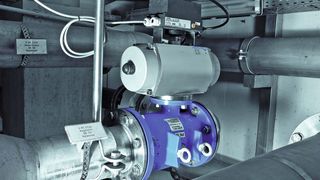 Energieeffizient: pneumatische Antriebe wirken direkt auf das Absperrorgan, während elektrische Antriebe einen Teil der Energie in Wärme umwandeln.  (Bild: Festo)