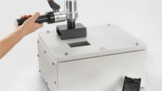 Der Spaltstempel von Weidmüller für den hydraulischen Blechlocher zum exakten Stanzen des Montageausschnittes der Serviceschnittestelle Frontcom Vario. (Weidmüller)