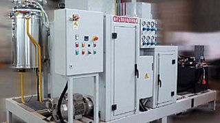 Eine Besonderheit der Dosier- und Mischanlage (Estrim) ist die genaue Klein- und Kleinstmengendosierung von Härter und Trennmittel. Die Anlage wurde dazu mit hydraulisch angetriebenen Dosierzylindern ausgerüstet. (Bild: Cannon)