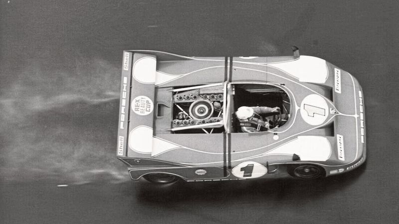 Mit seinen Hasselblad-Kameras machte Hans Peter Seufert berühmte Aufnahmen – von Jochen Rindt im Cooper Maserati oder Graham Hill, der sich beim Start zum Großen Preis von Deutschland 1967 drehte. (Bild: H. P. Seufert/AMS)