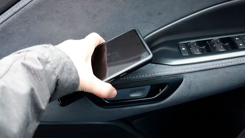 Nicht so bei vielen modernen Autos wie dem Lexus. Hier muss man auf einen Knopf drücken, der ein elektronisches Signal an das Türschluss sendet. Mit Zeug in der Hand geht das nicht. (Bild: Rosenow – VCG)