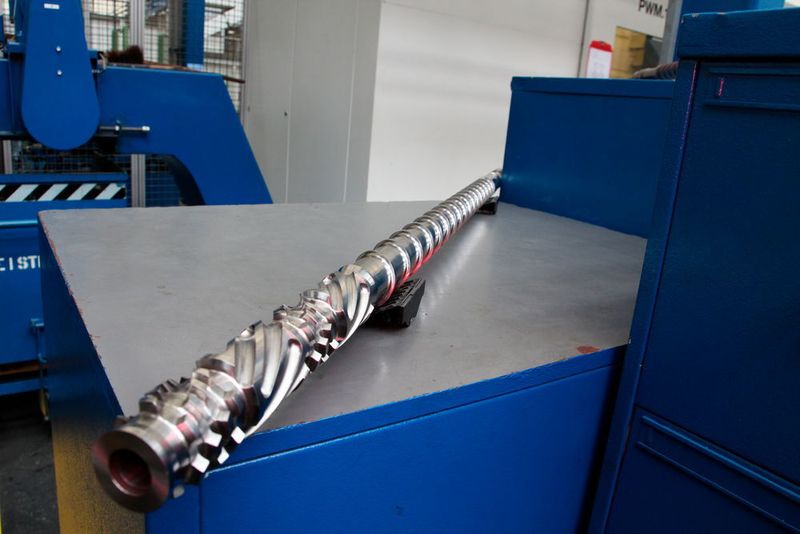 Wirbelmaschinen geben den Plastifizierschnecken ihre engdültige Form... (Königsreuther)