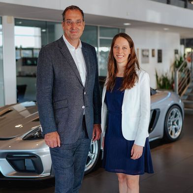 Seit 75 Jahren ist Spindler Porsche-Händler. Das Porsche Zentrum Würzburg wird seit August 2025 von Karsten Blank und Jeannine Krenn geführt. (Bild: Nils Sieber/ Autohaus Gruppe Spindler)