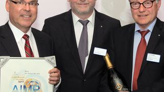 Preisverleihung an Dr. Patrick Jung mit Bodo Blanke, Obmann der Jury, und Urs Tannò, Top Fifty, Interim Management (v. l. n. r.). (Top Fifty AG)