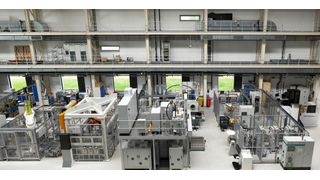 Blick in die Referenzfabrik.H2. Rechts vorn die BPP Flexroll, dahinter die Flexrollmax. In der Mitte die beiden Anlagen für das Elektronenstrahlschweißen; links die neue Stackinganlage. (Bild: Fraunhofer IWU)