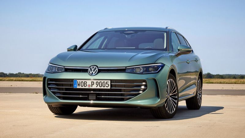 Die LED-Scheinwerfer mit zwei Modulen, deren obere Tagfahrlichter durch eine Lichtleiste über den schmalen Grill miteinander verbunden sind, sorgen so für ein freundliches Gesicht. (Bild: Volkswagen)