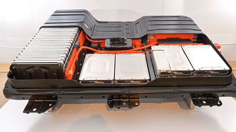 Die Preise für E-Auto-Akkus sinken zwar kontinuierlich. Allerdings werden zu geringe Kapazitäten in Europa aufgebaut.(Bild:  Nissan)