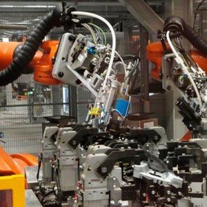 Automatisiertes Blindnieten ergänzt im Dingolfinger BMW-Werk das Kleben im Materialmix.