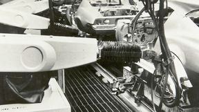 Der Unimate bei der Arbeit in der Automobilproduktionslinie von Ford in den USA. (Benson Ford Research Center/Kawasaki Heavy Industries Ltd.)