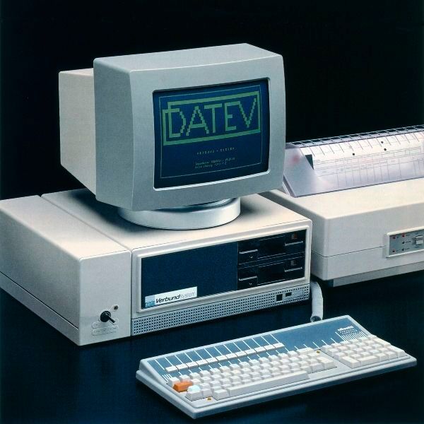 1984 verband das Datev-Verbundsystem erstmals die Vorteile der Rechenzentrumsverarbeitung und der Im-Haus-Verarbeitung am Kanzlei-PC. (Bild: Datev eG)