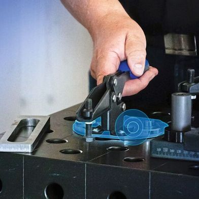 Mit den Schnellspannsystemen für Schweisstische von Kipp lassen sich Werkstücke, Anschläge und Vorrichtungselemente zügig positionieren, fixieren und wieder lösen. (Bild: Kipp)