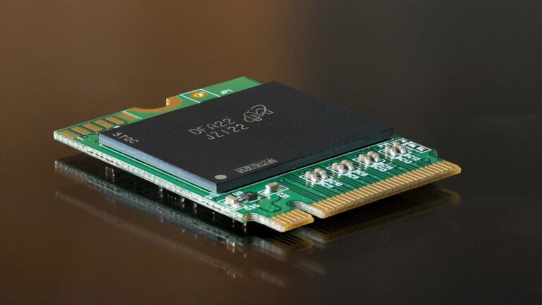 2100AI und 2100 AT sind zwei von Microns kompakten SSD-Modellen, die für den Einsatz in Automotive- und Industrieapplikationen entwickelt wurden.  (Bild: Micron)