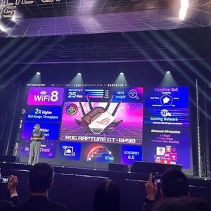 Mit dem Wi-Fi-8-Router ROG Rapture GT-BN98 will Asus Gamern auch in Haushalten mit vielen WLAN-Geräten ein flüssiges Spieleerlebnis ermöglichen, ohne andere WLAN-Anwendungen zu beeinträchtigen.(Bild:  Vogel IT-Medien)