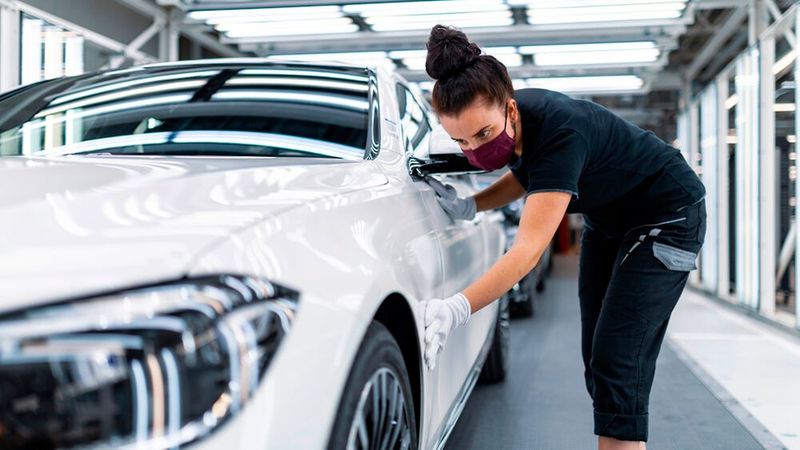Auf nur einer Ebene können in der Factory 56 alle Montageschritte für Fahrzeuge verschiedener Aufbauformen und Antriebsarten erfolgen. (Bild: Mercedes Benz)