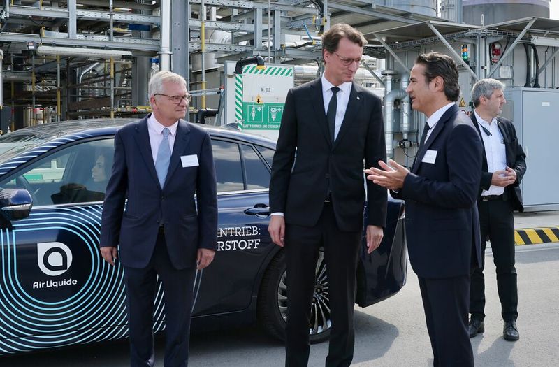 Der Vorstand von Air Liquide, Francois Venet (links) und Gilles Le Van, Vorsitzender des Aufsichtsrats der Air Liquide Deutschland (rechts) beim Rundgang durch die neue Anlage mit Hendrik Wüst, Ministerpräsident des Landes Nordrhein-Westfalen, MdL (Bild: Air Liquide)