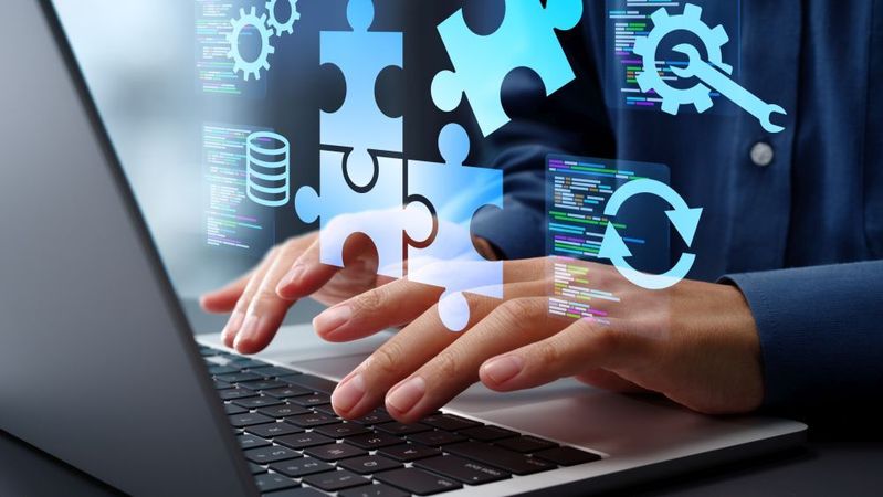 Low-Code als strategische Integrationsschicht: CFO-Teams verbinden ERP und Banken per Drag-and-Drop, automatisieren Workflows und Reporting, stärken Compliance – trotz Legacy-Systemen, SWIFT-Varianten und hoher API-Sicherheitsanforderungen.(Bild: ©  tadamichi - stock.adobe.com)