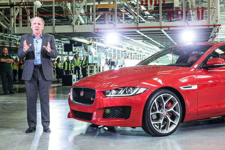 Jaguars Design-Direktor Ian McCallum präsentiert den neuen XE. (Foto: Jaguar)