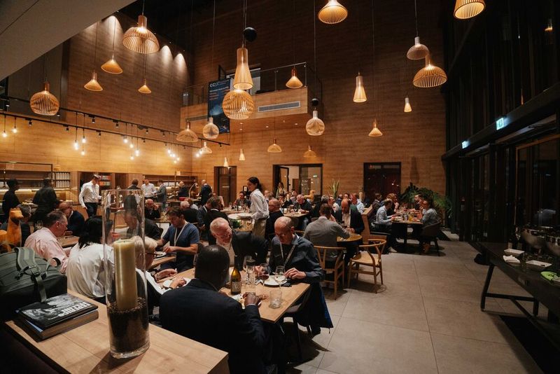 Beim gemeinsamen Abendessen kamen Teilnehmende und Speaker in lockerer Atmosphäre ins Gespräch. (Bild: Manuel Emme Fotografie)