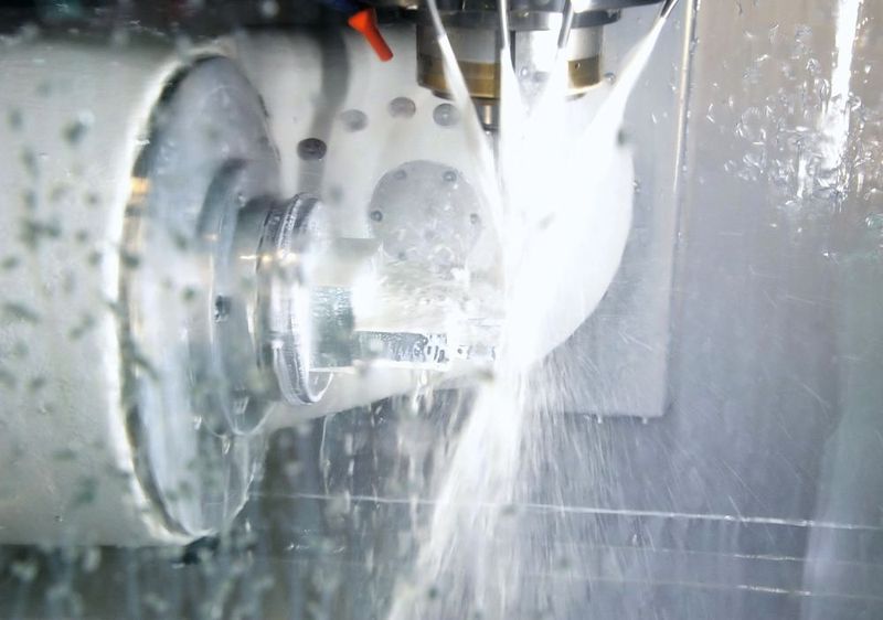 Die Kern-Micro-Fräszentren arbeiten bei der Buschor Präzisionsmechanik AG auch nachts und an Wochenenden. (Kern Microtechnik)