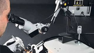 Das Handstück des Piggy-Welders berühre im Gegensatz zum herkömmlichen WIG-Schweißen mit der Elektrode die Stelle, an der der Schweißpunkt gesetzt werden soll. (Bild: Die Sparschweine)