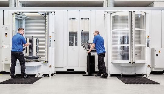 Höhn fertigt auf modernen Fräsbearbeitungszentren.(Bild:  Fluro-Gelenklager GmbH)